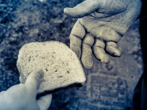 Thẩm phán xét xử bà lão nghèo ăn trộm bánh mì khiến mọi người “tâm phục khẩu phục”